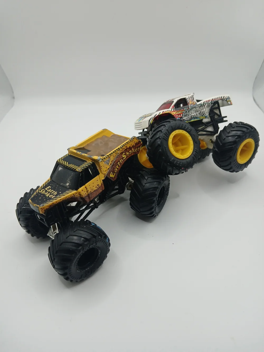 Hot‎ Wheels Monster Trucks Wild Streak Zebra Stripe 1:64 Scale & Earth Shaker